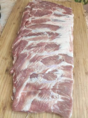 Tahtada taze domuz pirzolası var, barbekü için hazır.