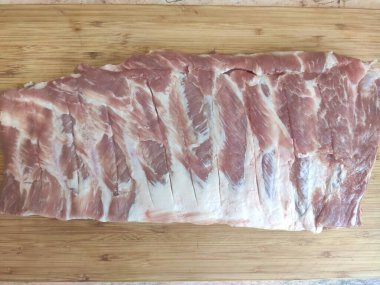 Tahtada taze domuz pirzolası var, barbekü için hazır..