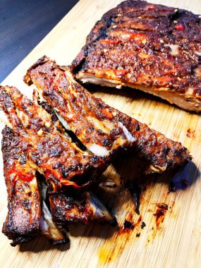 Barbekü Pirzolası - Barbekü soslu marine edilmiş domuz kaburgası.