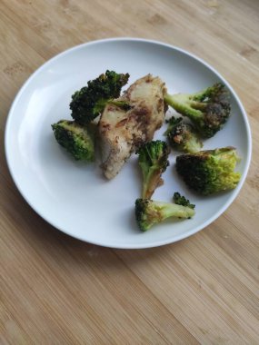 Tabakta beyaz balık bifteği ve brokoli