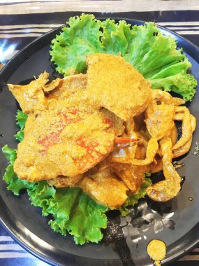 Sarı köri soslu kızarmış yengeç, köri soslu. Tayland 'da gece yemeği