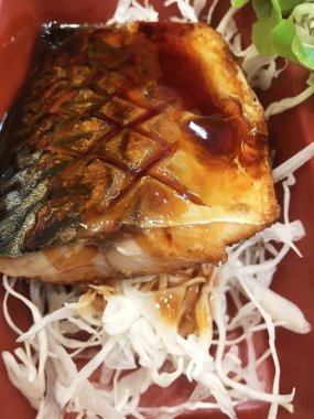 Sebze salatalı Saba balığı. Japon füzyon mutfağı.