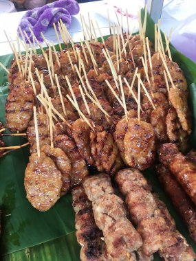 Kızarmış köfteler, sokak yemeklerinin pazarındaki ızgaraya konur.