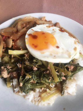 Kızarmış erişteyi karides ve sebzeyle karıştır.