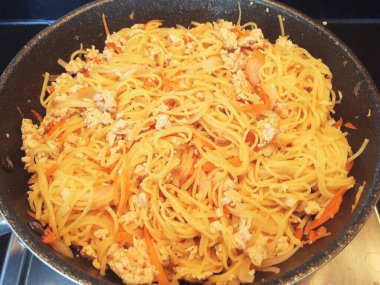 Kızarmış erişteyi karides ve sebzeyle karıştır.