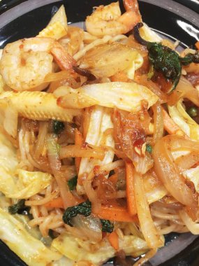 Lezzetli karides ve sebze salatası Tayland usulü..