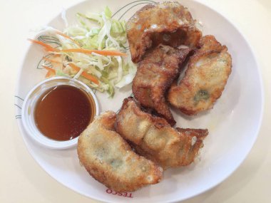 Lezzetli Asya yemekleri, ev yapımı kızarmış tavuk gyoza köfteleri yakın plan.