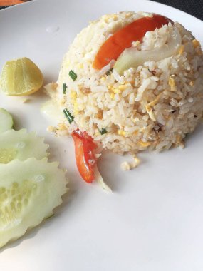 Tayland usulü kızarmış tavuk, salatalık ve domates salatası.