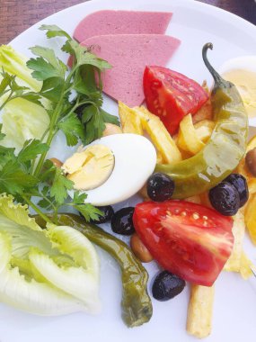 Tabakta taze sebze, ot, baharat ve peynir karışımı..