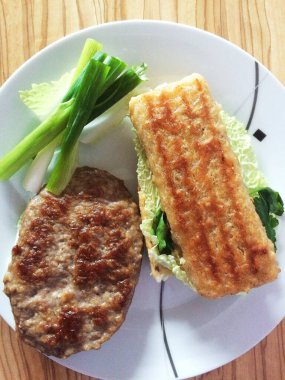 Beyaz bir plaka ve beyaz arka planda ev yapımı pirzola.