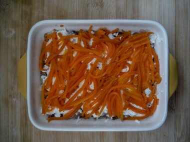 İçindekiler ve salata pişirme işlemi kürk manto altında ringa balığı, Rus ulusal mutfağı. Soğan, ringa balığı, patates, pancar ve mayonezden poğaça hazırlama