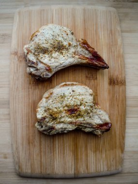 Kızarmış domuz bifteği ve quince.Lezzetli kızarmış et.