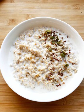 Tabakta fındıklı sütlü yulaf lapası. Kahvaltınız masada.