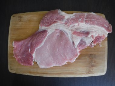 Eski ahşap kesme tahtasında taze çiğ et