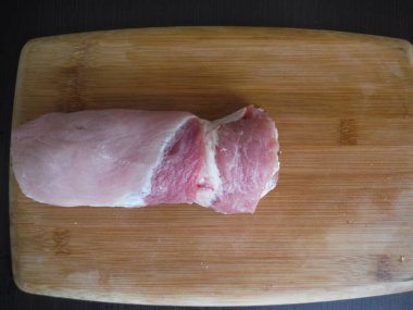 Tahta kesme tahtasına dana budu konmuş. Pişmemiş et. Çiğ taze et lapası Macro pişirmeye hazır..