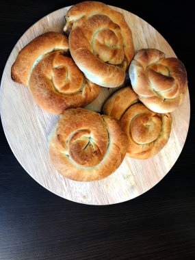 Burek etli ahşap tahta üzerinde dilimlenmiş. Rustik gıda