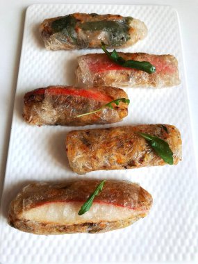 Kızarmış Çin geleneksel böreği yemeği kapatın.