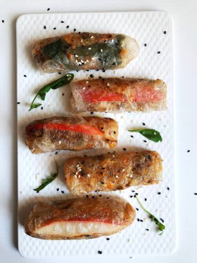 Kızarmış Çin geleneksel böreği yemeği kapatın.