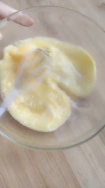 Yumurtaları omlet ve çırpıcıyı cam kasede karıştırma süreci..