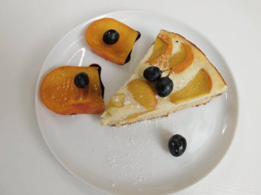 Lezzetli fırında pişmiş elmalı turta dilimi.