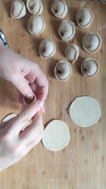 Les Mains Homme Qui Fait Des Boulettes Sur Une Table — Video