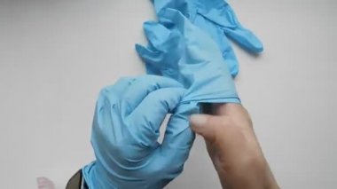 Koronavirüs salgını sırasında kız koruyucu eldiven takıyor. Bir salgında koruyucu eldiven kullanmak. Kovid-19 koronavirüs koruması