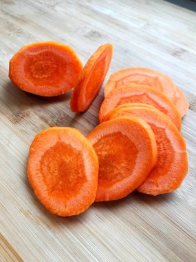 Havuçlar tahta kesme tahtasından birkaç parça kestiler.