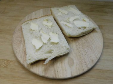 Jambonlu, peynirli ve yumurtalı sandviç yapma süreci