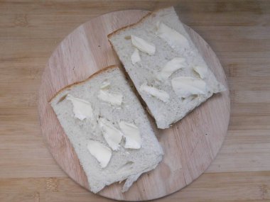 Jambonlu, peynirli ve yumurtalı sandviç yapma süreci