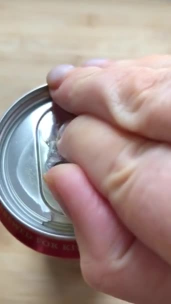 Vrouwen hand openen aluminium drankblikje. Selectieve focus. — Stockvideo