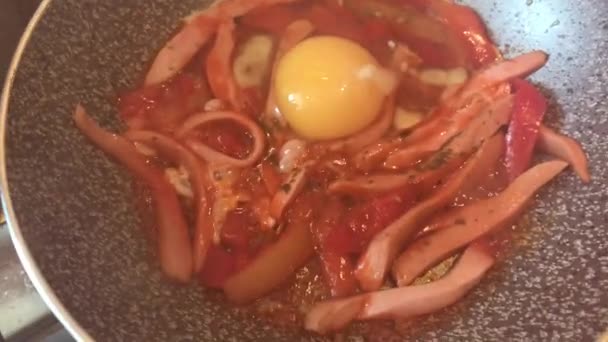 美味多汁 美味的传统冥想菜 在木制切菜板上的一个黑色油锅里摇匀 番茄煎蛋调料俯瞰近景 — 图库视频影像