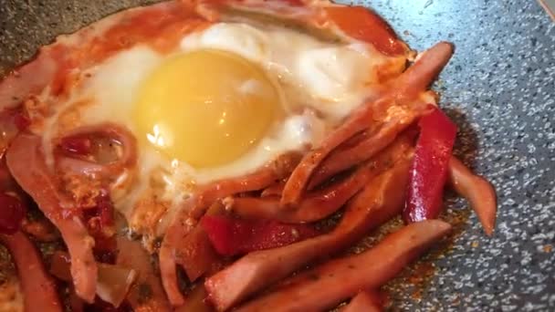 Delicioso Jugoso Sabroso Plato Tradicional Mediterráneo Shakshuka Una Sartén Negra — Vídeos de Stock