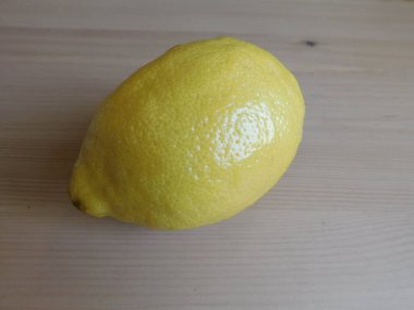 Bütün bir limon ahşap bir tahta üzerinde izole edilmiş ahşap masa ahşap arka plan turunçgil sarı meyve sulu çiğ ekşi tropikal meyve