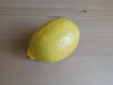 Bütün bir limon ahşap bir tahta üzerinde izole edilmiş ahşap masa ahşap arka plan turunçgil sarı meyve sulu çiğ ekşi tropikal meyve