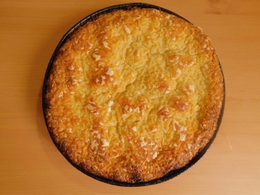 Tahta masada taze pişmiş elmalı turta.