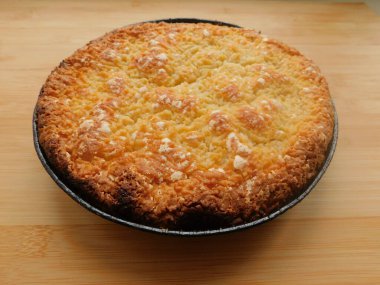 Tahta masada taze pişmiş elmalı turta.