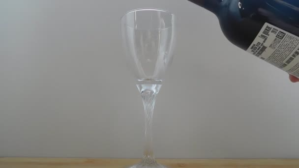 Primo Piano Del Vino Rosso Versato Nel Bicchiere — Video Stock