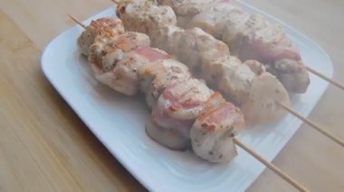 Beyaz tabakta taze kızarmış tavuk şiş kebap.