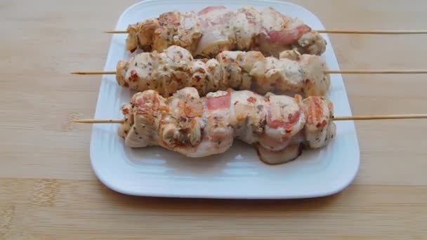 Poulet Frais Rôti Shish Kebab Sur Plateau Blanc — Video