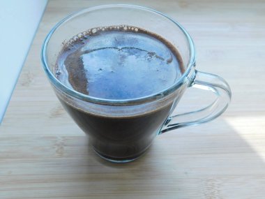 Bir fincan sıcak espresso kahvesi, Arabika 'dan mayalanmış, doku arka planında.