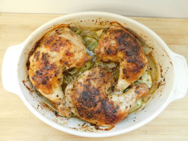 Tahta masada sebzeli tavuk budu.