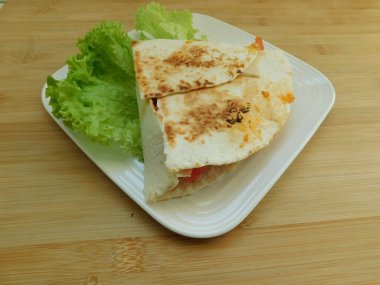 Peynir, tavuk ve domates sosuyla doldurulmuş ev yapımı quesadilla..