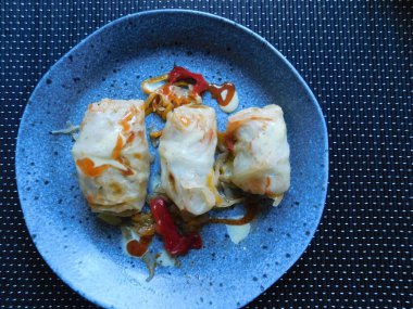 Ev yapımı lahana dürümleri kıyma ve baharatla doldurulmuş.