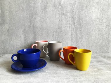 Ahşap masanın üzerinde renkli kahve fincanları..