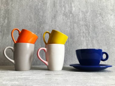 Ahşap masanın üzerinde renkli kahve fincanları..