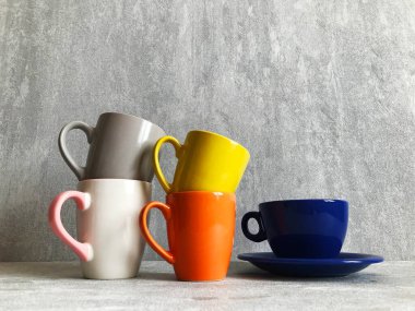 Ahşap masanın üzerinde renkli kahve fincanları..