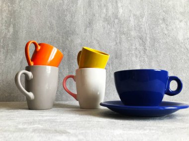 Ahşap masanın üzerinde renkli kahve fincanları..