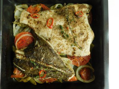 Bitkilerle, soğanlarla, domateslerle ve beyaz şarapla dil balığı pişirme süreci