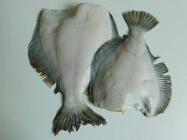 Dua Flounder Segar Besar Dan Kecil Sebelum Dimasak — Stok Foto
