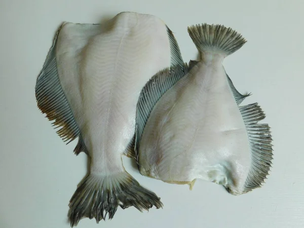 Δύο Φρέσκα Flounders Μεγάλα Και Μικρά Πριν Από Μαγείρεμα — Φωτογραφία Αρχείου